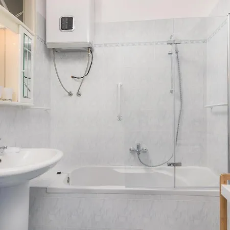 2 Bedroom Lovely In Rabac Rasa